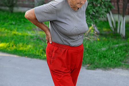 伤不起外婆在路上伤了她 有选择的专注脊柱炎症背痛女性肌肉横幅疼痛老人成人姿势背景