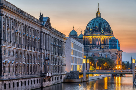 柏林市政厅日落后 在柏林的River Spree上观看背景