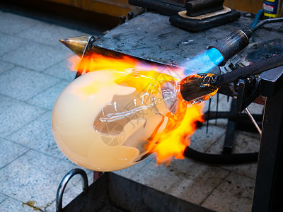 产品火焰素材手工吹玻璃工艺 从事大型玻璃艺术工作的人背景