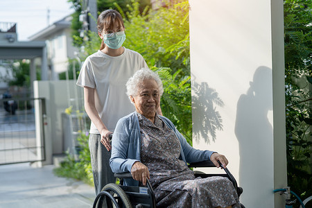 轮椅坡道护理人员帮助和照顾坐在轮椅上的亚洲老年或老年老妇人患者在护理医院斜坡 健康强大的医疗理念照顾者女士病人疗养院保健帮手医生诊所看门背景
