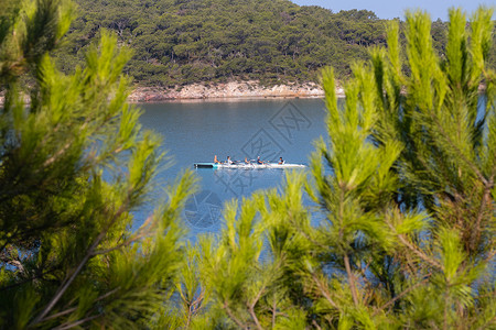 赛艇队在宁静的海面上划队桨人员动机竞争竞赛运河赛艇耐力运动员速度挑战背景