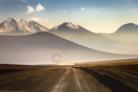 玻利维亚山脉阿塔卡马沙漠的泥土路 智利 南美洲火山干旱地貌山脉假期蓝色风景生态旅游全景高原小路天空目的地背景