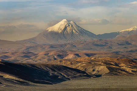 南美智利北部的阿塔卡马沙漠 火山和干旱地貌高清图片