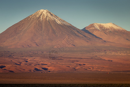 胡安德富卡日出时的利坎卡布火山 智利 南美洲阿塔卡马沙漠地貌气候田园草原戏剧性目的地普纳荒野火山摄影风景背景