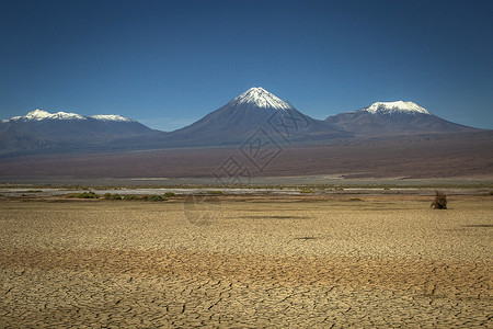 塔敏查干沙漠普纳成层火山高清图片