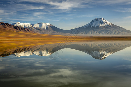 圣佩德罗智利阿塔卡马沙漠的莱吉亚湖沉积和火山景观旅游山峰雪山高原蓝色荒野国际地方阳光地标背景