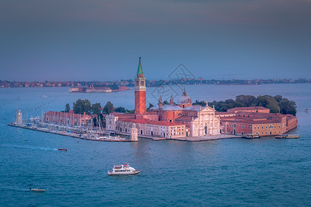 总督圣马克广场和威尼斯大运河上空的圣乔治马吉奥雷岛背景