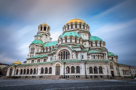 索非亚大教堂索非亚圣亚历山大内夫斯基大教堂 在戏剧般的天空中 保加利亚 东欧建筑蓝色目的地宗教柱子假期寺庙教会金子符号背景