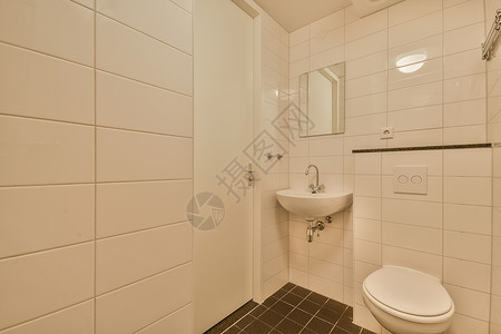 厕所和下水道的厕所住宅卫生间镜子龙头白色浴室反射毛巾脸盆公寓图片