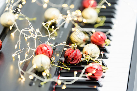 音乐合成器上的新年作曲 花环的灯 快乐圣诞贺卡 新年快乐卡片音乐会浆果自行车键盘钢琴歌曲静物乡愁场景背景图片