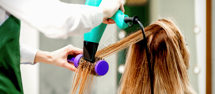 摄影沙龙接受干头发的年轻妇女刷子工作室沙龙理发烘干顾客横幅发型女士造型背景