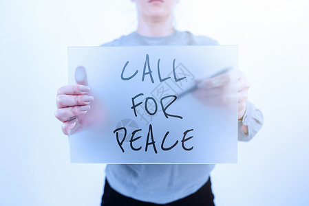 和平主义者显示呼吁和平的标志 概念照片为一个和平的世界投票冷静放松不要与手机显示数字地球仪和搜索符号的人打架背景