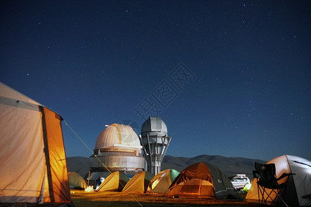 在天文台附近的一个帐篷营地 佩尔赛德星瀑布长时间卫星天文摄影宇宙星星乐器丘陵雷达天文学图片