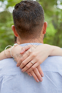 订婚戒指 婚姻求婚 女孩炫耀 她的订婚戒指夫妻森林背景图片