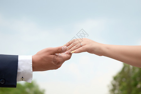 订婚戒指 婚姻求婚 女孩炫耀 她的订婚戒指森林夫妻背景图片