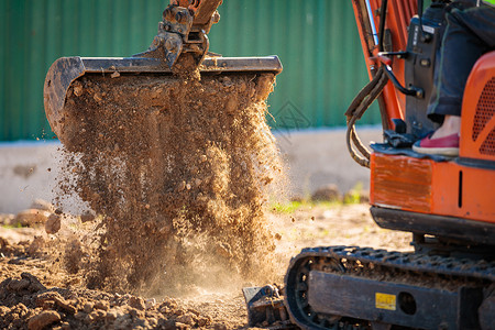小型采油机用水桶把地球压得稀土 土地很管用技术地面石头场地挖掘机农业车铲机械拖拉机反铲背景