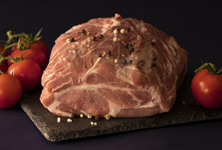 一大块生肉用胡椒和盐混合制成的饲料高清图片