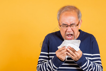 咳嗽老不好亚洲老人感冒 感冒和打喷嚏 因疾病病毒问题使用组织药品眼镜鼻子感染治愈鼻炎哮喘成人男人花粉背景