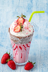刷新蓝石本底的草莓奶昔饮料冰沙食物水果酸奶奶制品杯子早餐甜点玻璃背景图片