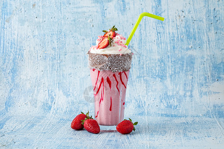 刷新蓝石本底的草莓奶昔酸奶奶制品玻璃早餐食物茶点杯子饮料饮食冰沙背景图片