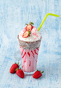 刷新蓝石本底的草莓奶昔奶油牛奶饮料冰沙早餐奶昔酸奶杯子饮食食物背景图片