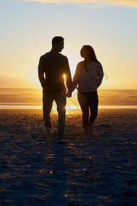我想和你一起看日落 沙滩上一对小情侣的轮光片背景图片