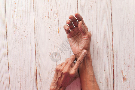 top500患有疼痛的老年妇女 高视(Top View)背景