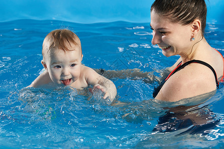 游泳池婴儿教学快乐的高清图片