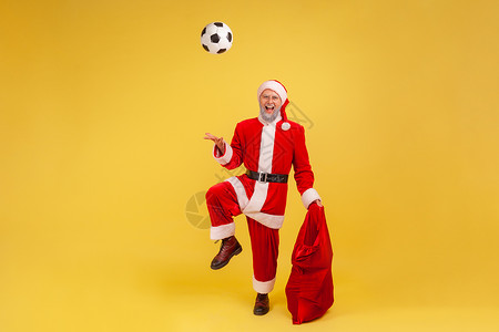玩足球老人满身灰胡子 穿着圣达克萨斯装扮的老人玩足球 拿着新年礼物的红包袋 (笑声)背景