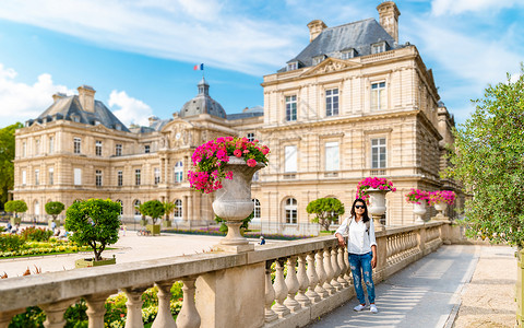 夏季到法国巴黎市巴黎勒贾丁卢森堡公园参观的亚裔妇女 在法国巴黎市公园城市艺术首都宫殿植物旅行历史性雕像地标背景