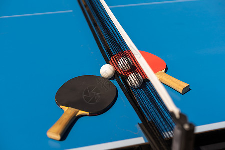 体育馆里有乒乓球桌 电击和球活动网球球拍健康分数娱乐行动俱乐部乒乓挑战背景图片