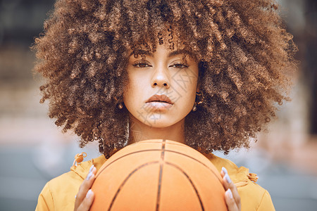 爆炸动机篮球 运动和动力 一位年轻 时尚和健康的黑人女性拿着一个有比赛 远见和健康的球 自信的女运动员准备在球场上比赛的肖像背景