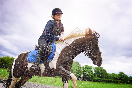 你骑马的时候很难感觉低落 一个少女骑马去农场里骑马 是个小姑娘背景图片
