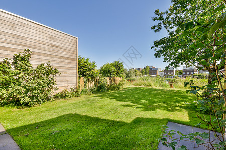 带有坐地的Neat天台生长院子铺路后院石头庭院绿化放松天空建筑学背景图片