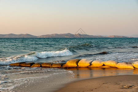 沙袋作为保护Kos沙滩免受侵蚀的保护措施背景