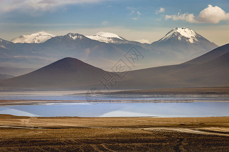 圣佩德罗智利阿塔卡马沙漠的萨拉德阿塔卡马火山景观和盐湖晴天地方荒野普纳摄影戏剧性火山旅游气候目的地背景