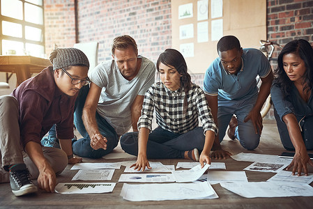 共同规划才能共同获胜 一群企业家坐在现代办公室的地板上进行协作背景图片