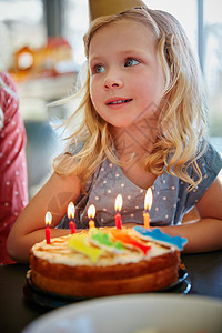 一个可爱的小女孩 坐在她生日蛋糕前 她是个很可爱的小姑娘 我非常喜欢他背景图片