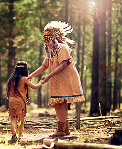 我想和你去看看让我看看你的雨舞 一个小女孩和她妈妈在树林里玩装扮时 跳舞的时候跳着背景