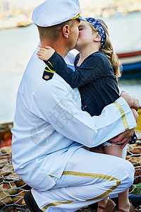 一个海军爸爸是我的王子 迷人的 一个父亲 穿着海军制服 在码头和他的女儿亲热背景