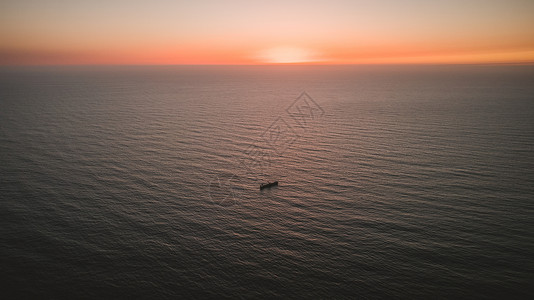 海洋中方的空中观航船高清图片