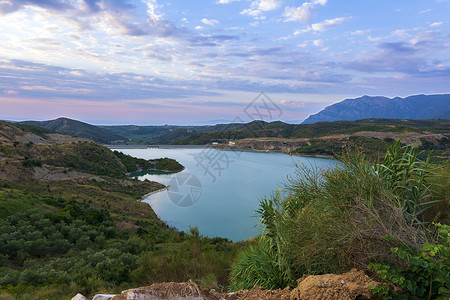 希腊Messenia的水坝水库 大坝 人工湖景象水流水电山脉重力坝溪流植物资源晴天吸引力蓝色背景图片