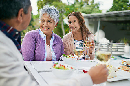 一家人在外面一起吃午饭喝葡萄酒 在一顿轻松的午餐上搭个顺风车背景