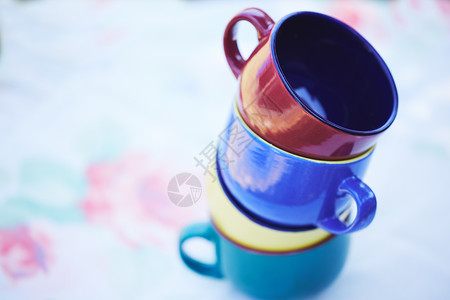 咖啡或茶野餐 早餐或食品和饮料餐饮活动的杯子组 创意公园 餐厅或带有花卉和植物设计的禅宗花园桌上的彩色陶瓷厨房杯背景图片