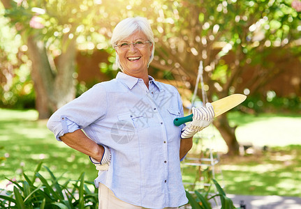 花园是我的地盘 一个快乐的年长女人的肖像 喜欢一点园艺背景图片