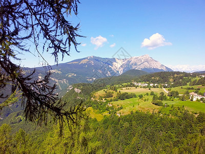 山脉背景下的绿色谷地风景图(以山区为背景)高清图片