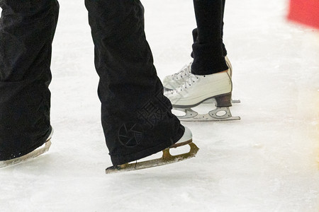 图滑冰运动训练冰刀溜冰鞋溜冰场白色冰鞋职业背景图片