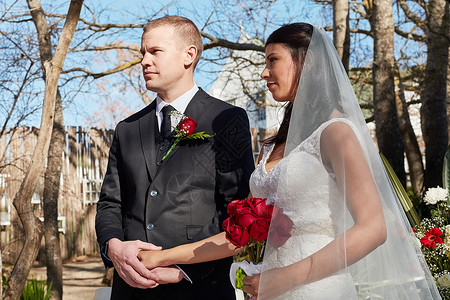 庆祝爱日 新郎新娘在户外的婚礼仪式上举行新郎新娘背景图片