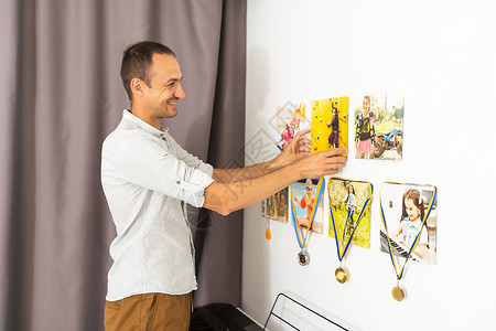 奖牌海报一个人拿着一个照片画布衬衫风格工作打印推介会男人框架海报木板艺术背景