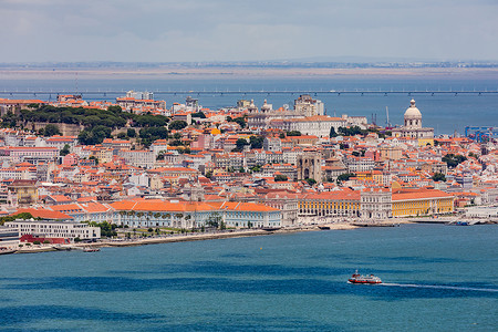 阿尔马达里斯本全景 包括葡萄牙圣恩格拉西亚伊格雷哈和利斯博阿大教堂背景